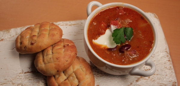 Zelná polévka s fazolemi, uzeným žebrem a paprikovou klobásou